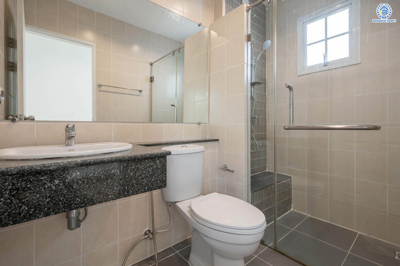 บ้านมือสองตกแต่งใหม่ โครงการ ธนาสิริ ราชพฤกษ์-ท่าน้ำนนท์ เนื้อที่ 50.5 ตร.ว. ฟังก์ชัน 3 ห้องนอน 4 ห้องน้ำ 1 ห้องแม่บ้าน จอดรถได้ 2 คัน บนทำเลดี วิวสวนส่วนกลาง ติดถนนใหญ่ เชื่อมต่อหลายเส้นทาง ใกล้รถไฟฟ้าสายสีม่วง "สถานีไทรม้า" เซ็นทรัลรัตนาธิเบศร์ พร้อมสิ่งอำนวยความสะดวกมากมาย